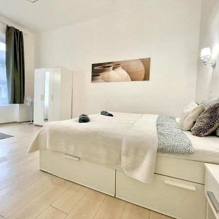 White Apartment Near The Famous New York Cafe Budapest Bagian luar foto