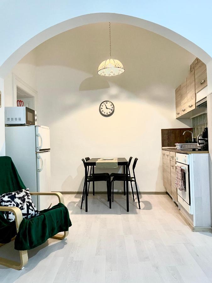White Apartment Near The Famous New York Cafe Budapest Bagian luar foto