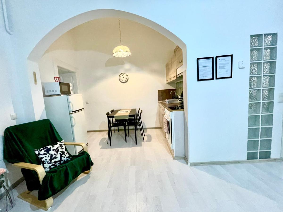 White Apartment Near The Famous New York Cafe Budapest Bagian luar foto