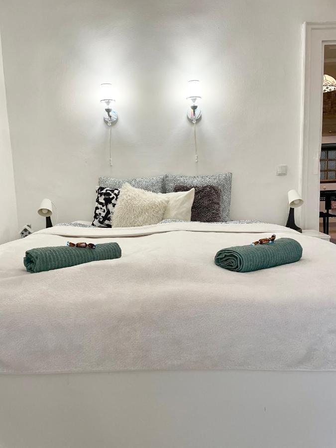 White Apartment Near The Famous New York Cafe Budapest Bagian luar foto