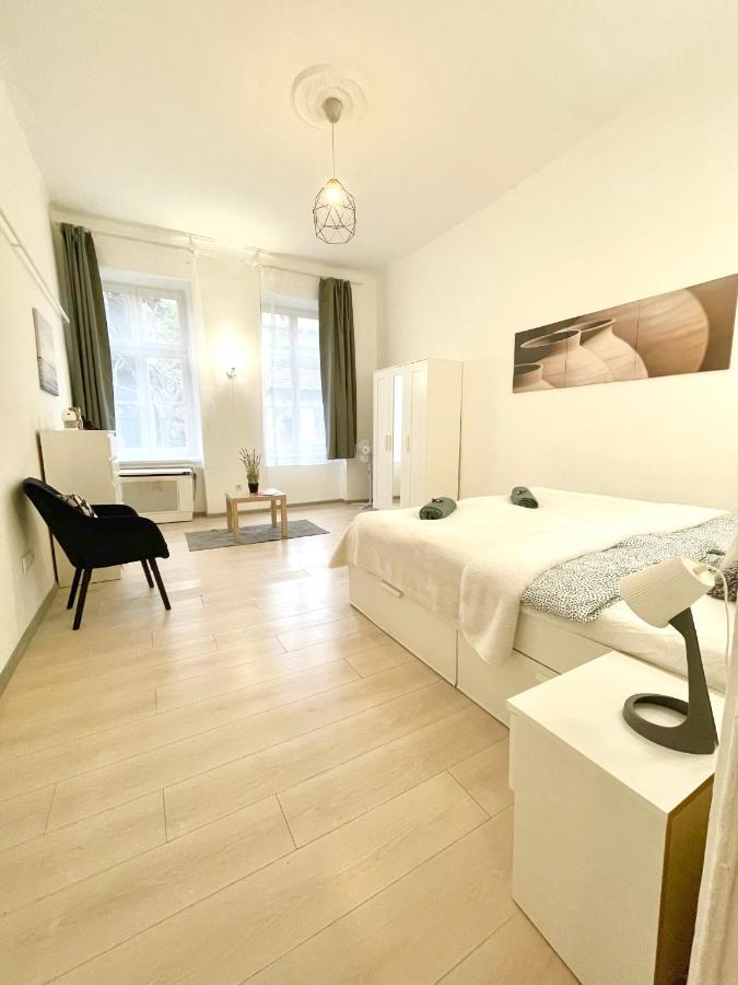 White Apartment Near The Famous New York Cafe Budapest Bagian luar foto