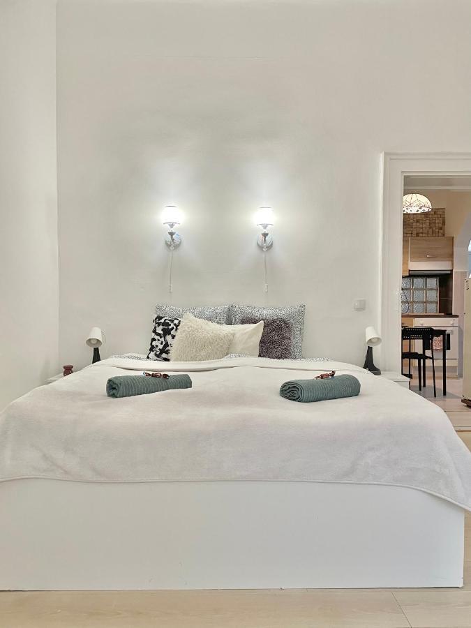 White Apartment Near The Famous New York Cafe Budapest Bagian luar foto