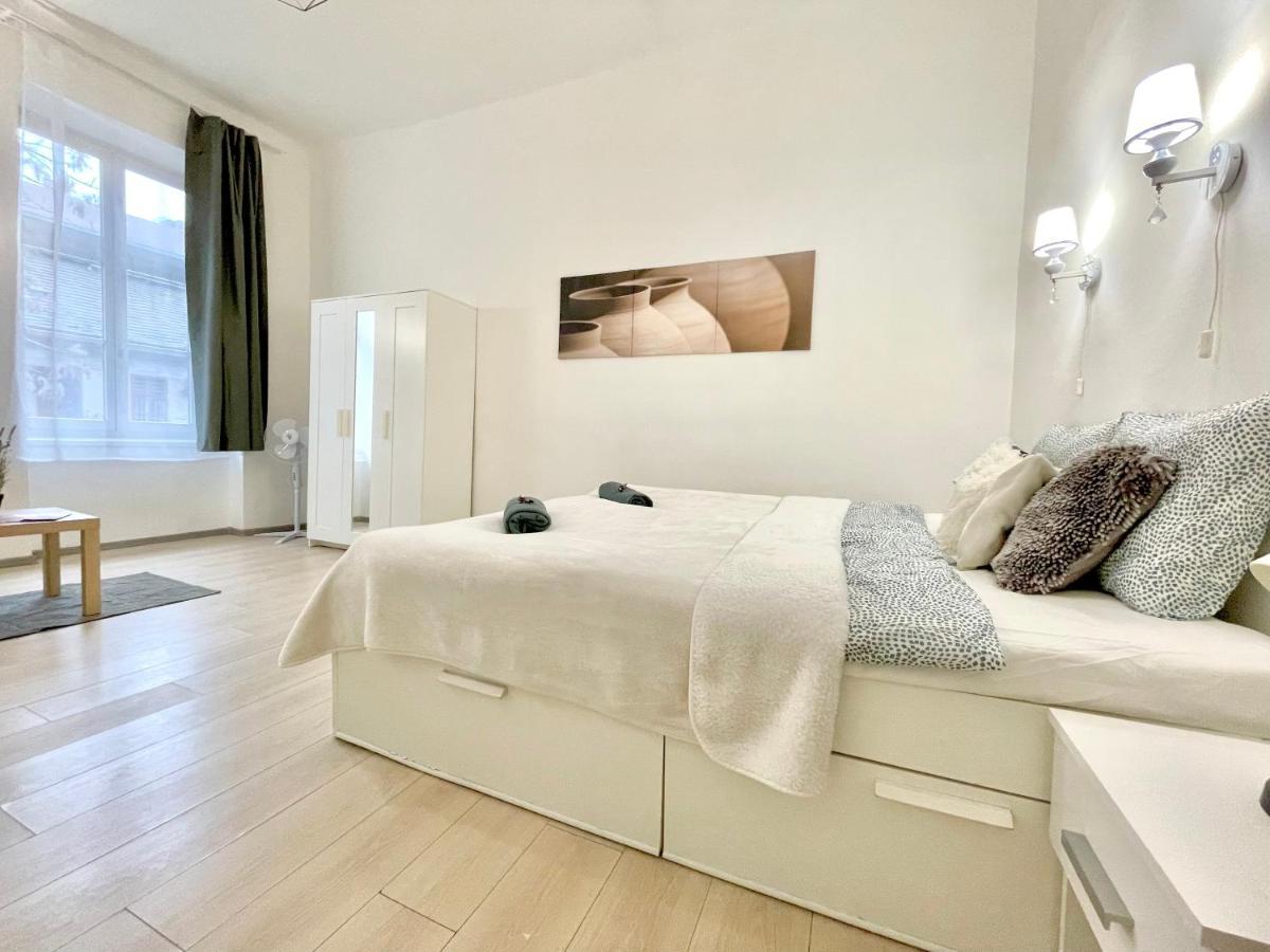 White Apartment Near The Famous New York Cafe Budapest Bagian luar foto