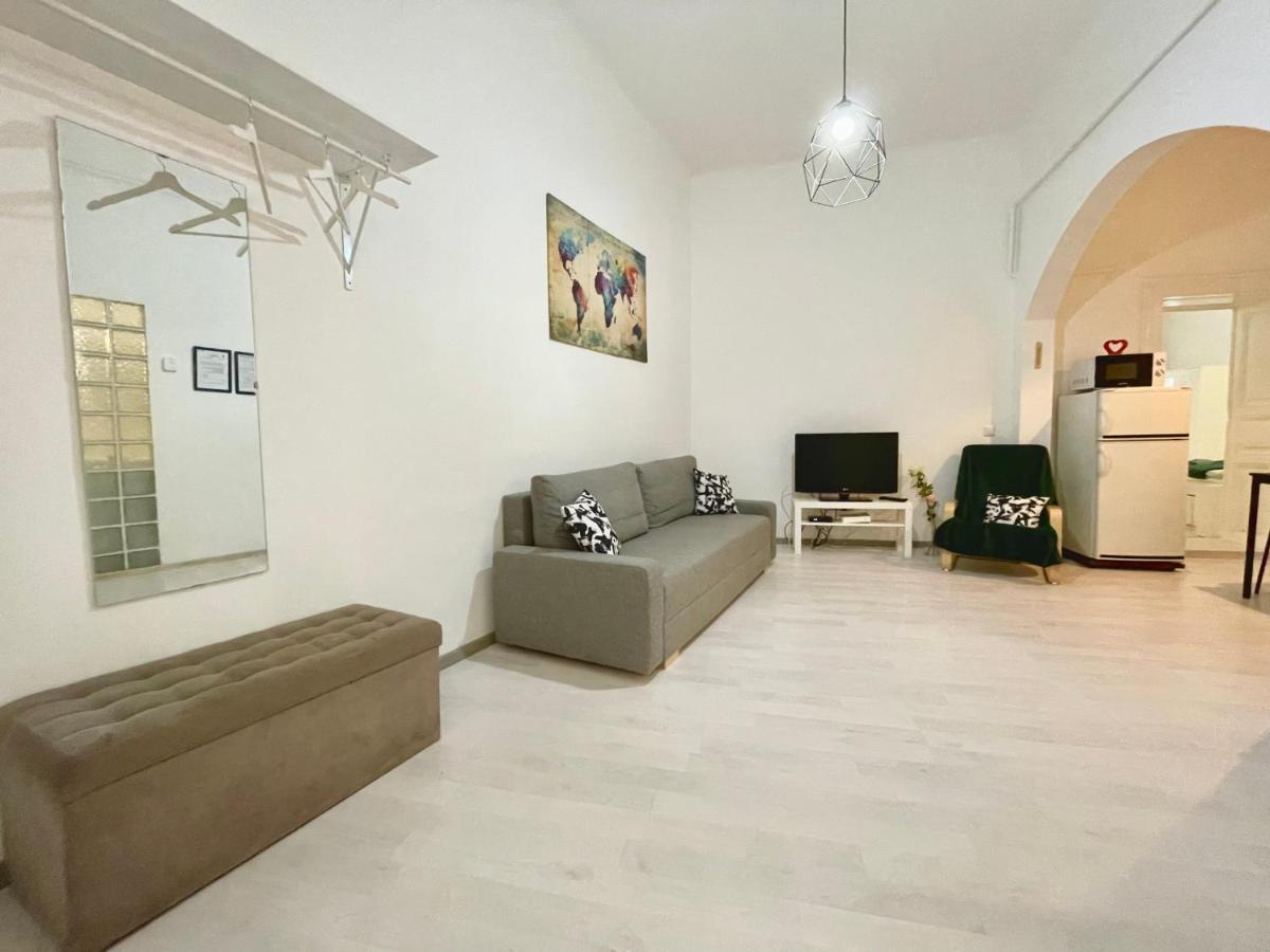 White Apartment Near The Famous New York Cafe Budapest Bagian luar foto